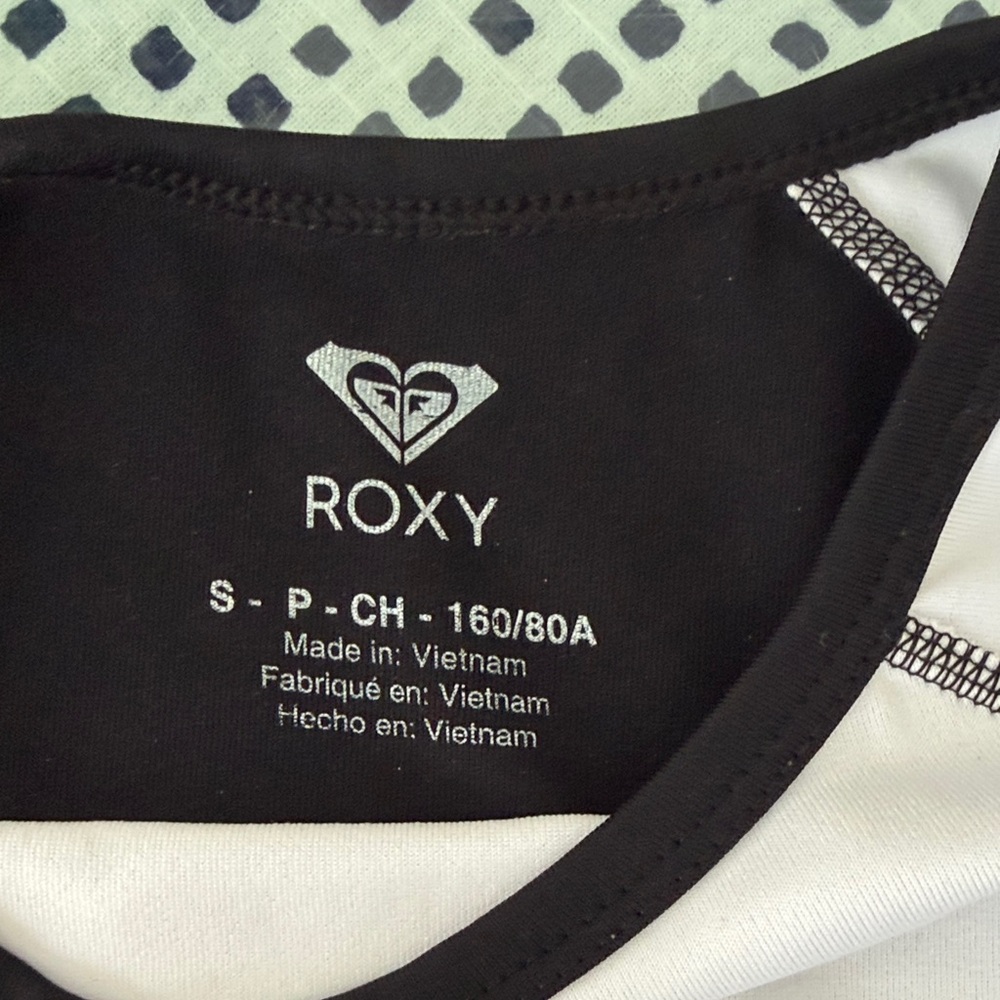 Vintage Roxy Rash Guard - Picture 2 of 5